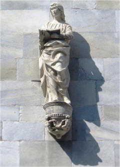 Como Cathedral Statue
